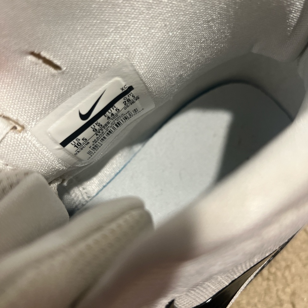 Nike Kyrie 4 Basketball Shoes - Picture 6 of 6